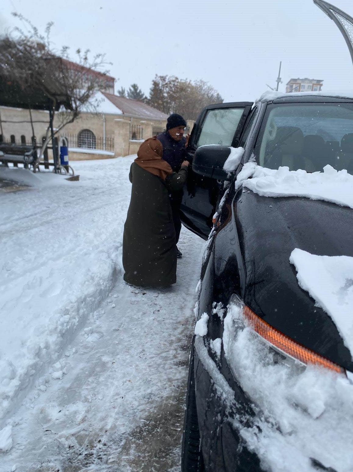 Gercüş’te hastalar için yollar küreklerle açıldı
Gercüş’te hastalar için yollar küreklerle açıldı
