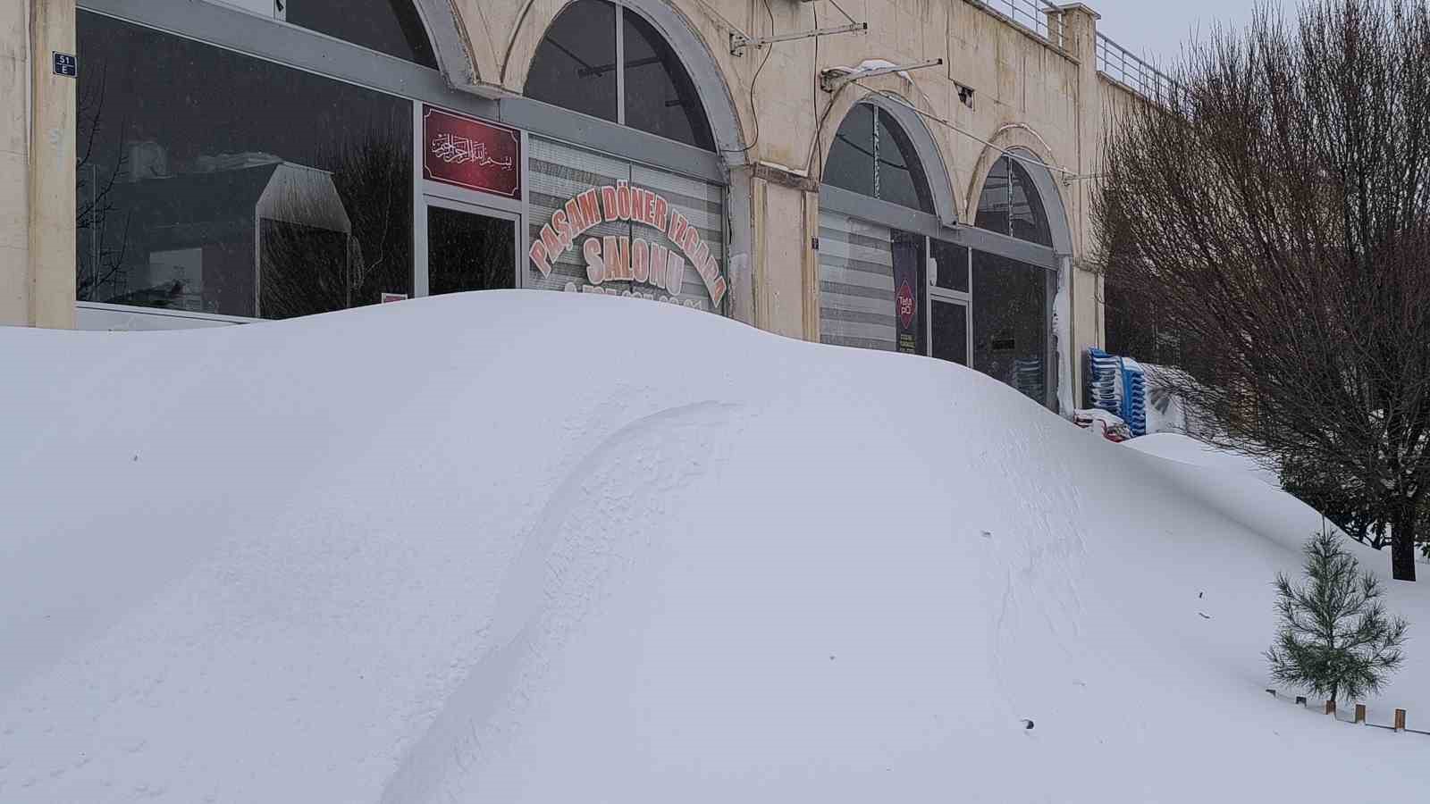Gercüş’te kar, arabaların boyunu geçti
