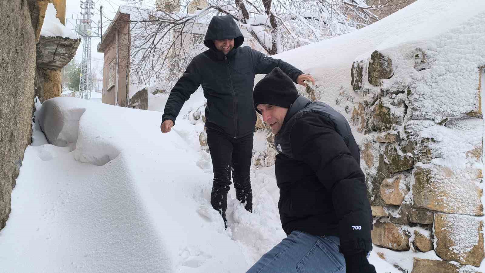 Gercüş’te kar, arabaların boyunu geçti
