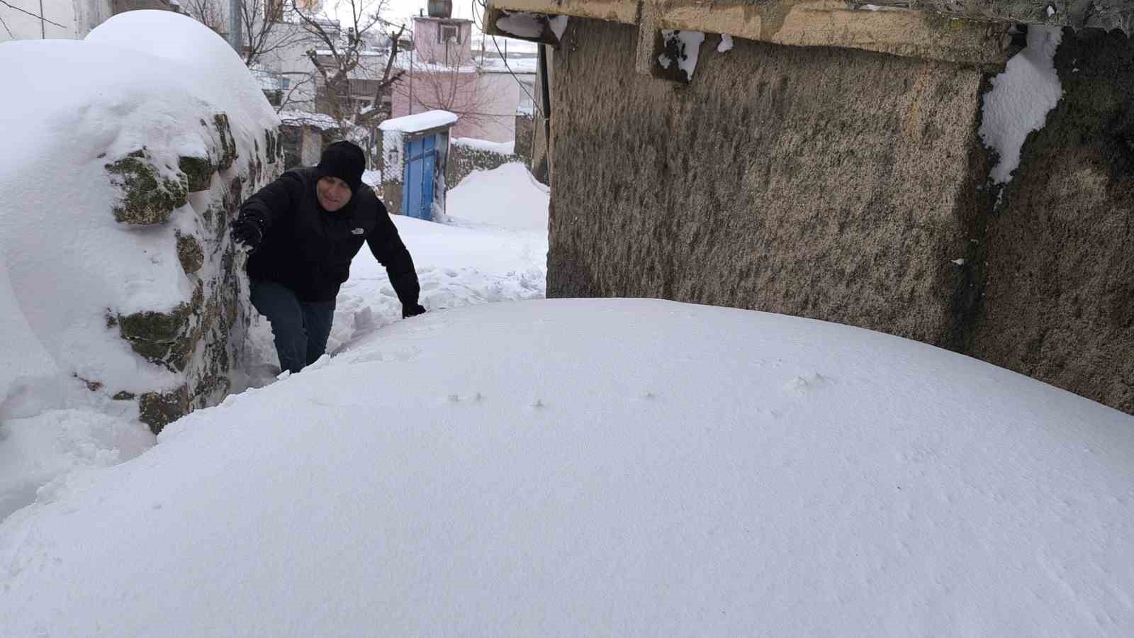 Gercüş’te kar, arabaların boyunu geçti
