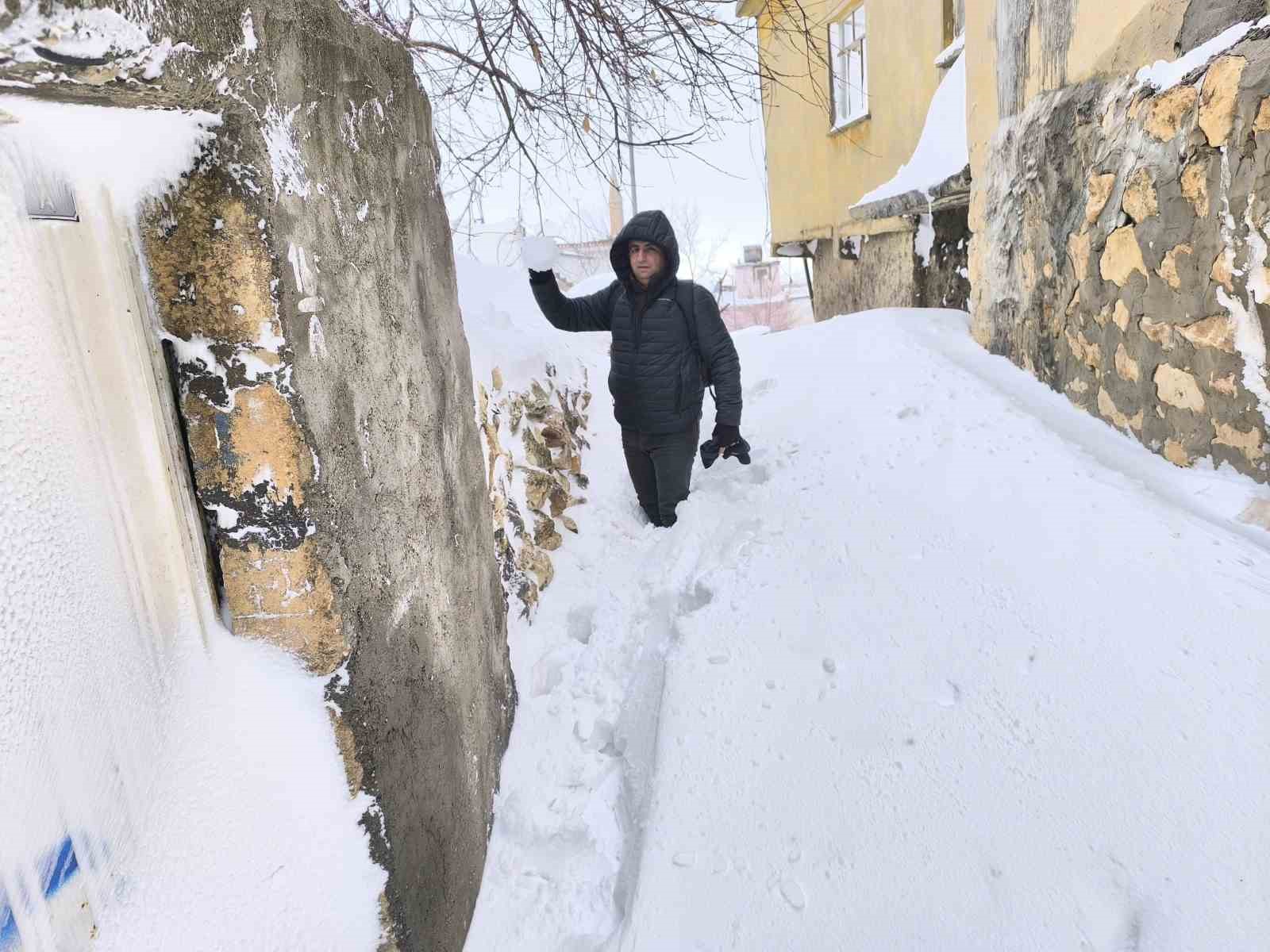 Gercüş’te kar, arabaların boyunu geçti

