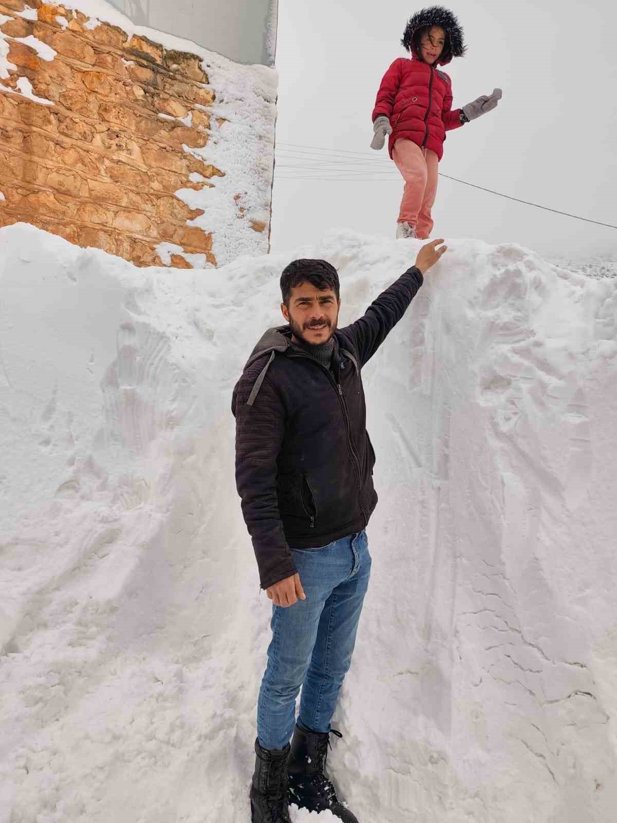 Gercüş’te kar, arabaların boyunu geçti
