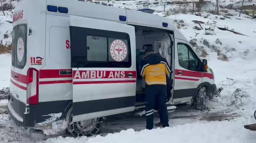 Gercüş’te kar nedeniyle kapanan yolda mahsur kalan ambulans kurtarıldı
