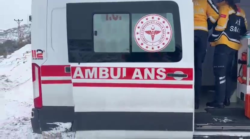 Gercüş’te kar nedeniyle kapanan yolda mahsur kalan ambulans kurtarıldı
