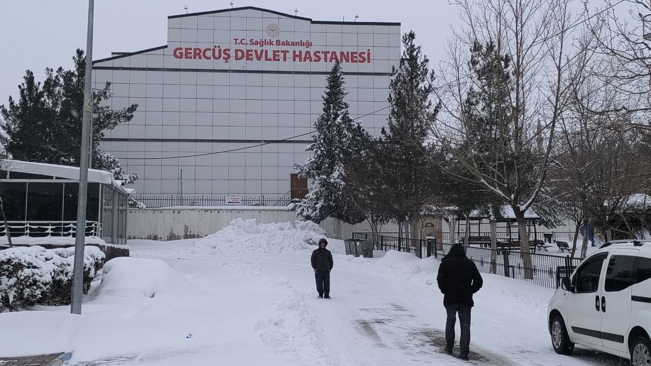 Gercüş’te kar nedeniyle kapanan yolda mahsur kalan ambulans kurtarıldı
