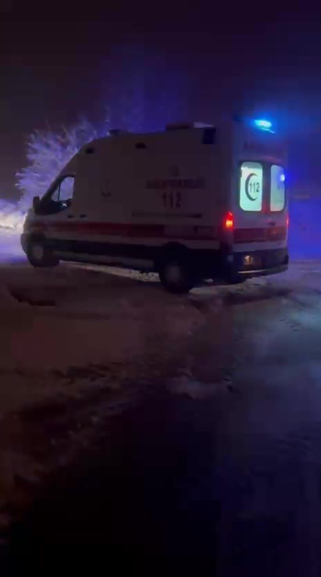 Gercüş’te karda mahsur kalan hasta ve ambulans kurtarıldı
