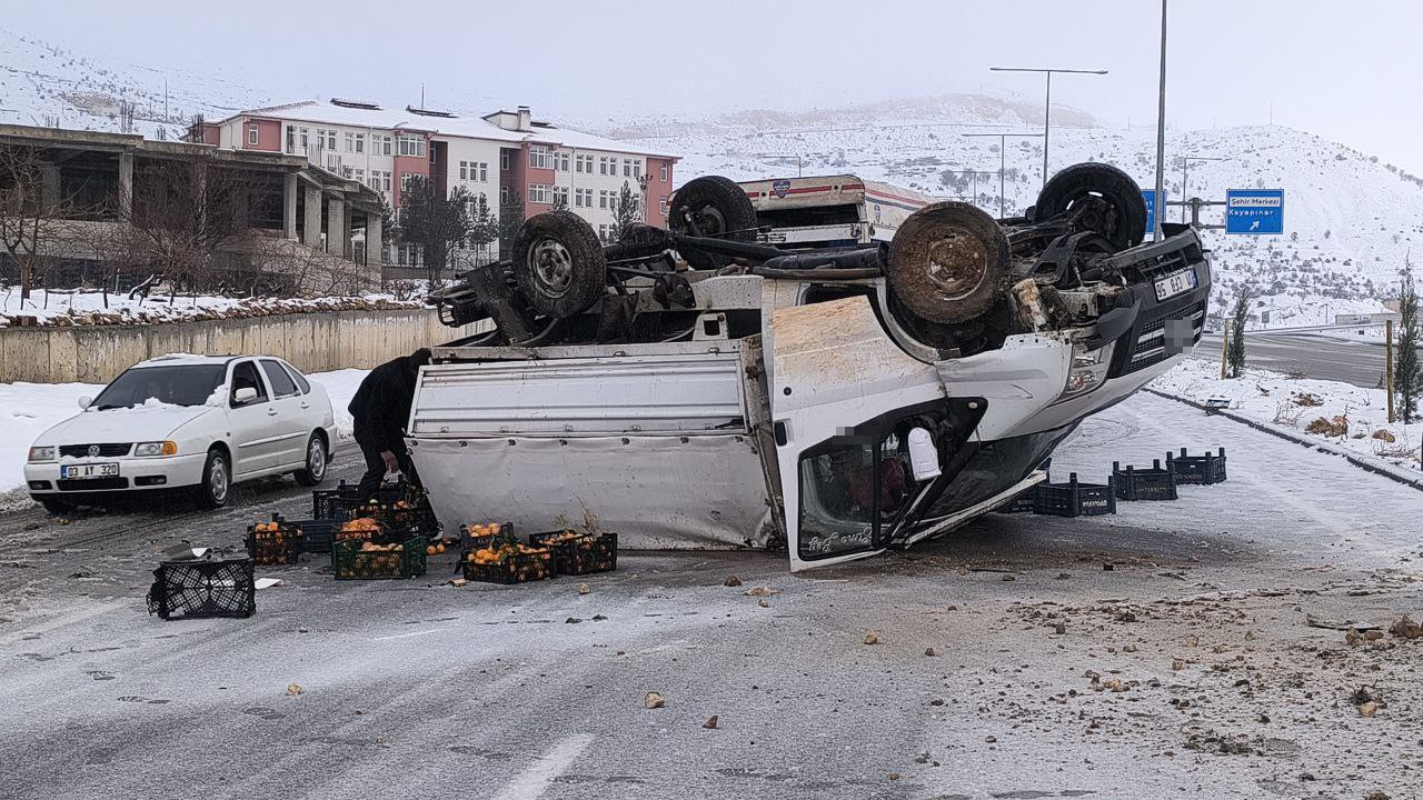 Gercüş’te meyve yüklü kamyonet devrildi, meyveleri sürücünün yardımına koşanlar topladı
