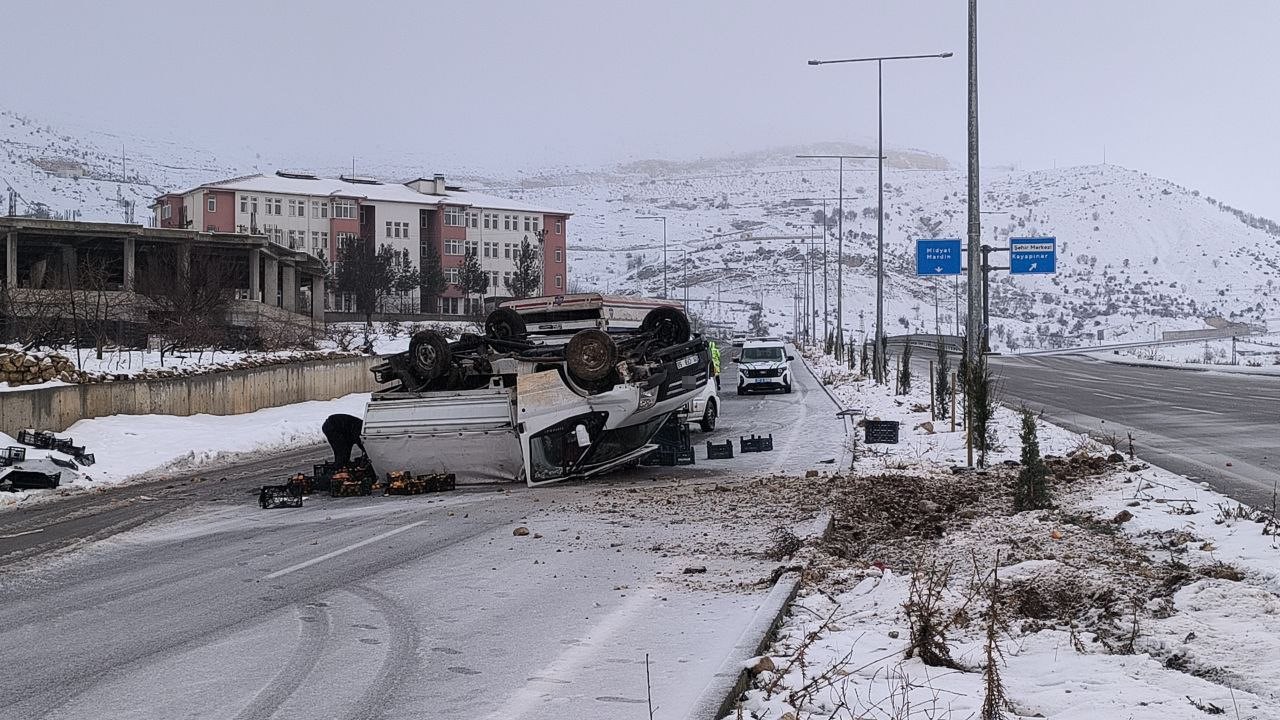 Gercüş’te meyve yüklü kamyonet devrildi, meyveleri sürücünün yardımına koşanlar topladı
