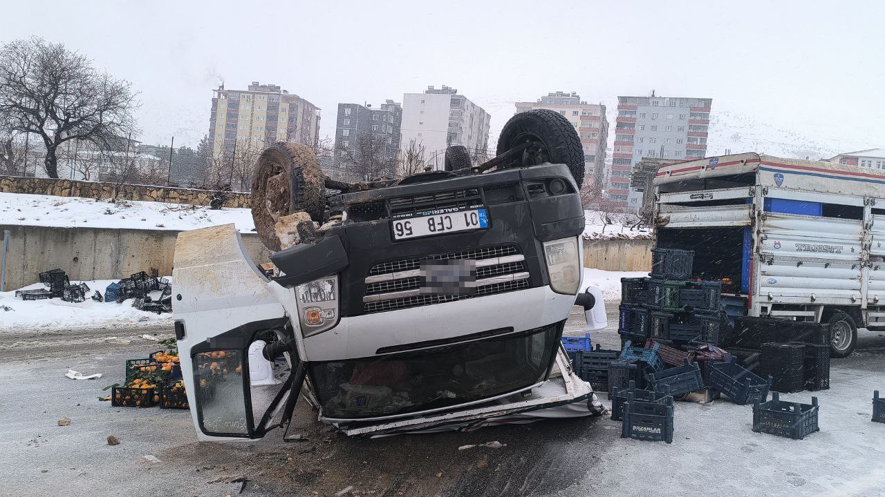Gercüş’te meyve yüklü kamyonet devrildi, meyveleri sürücünün yardımına koşanlar topladı

