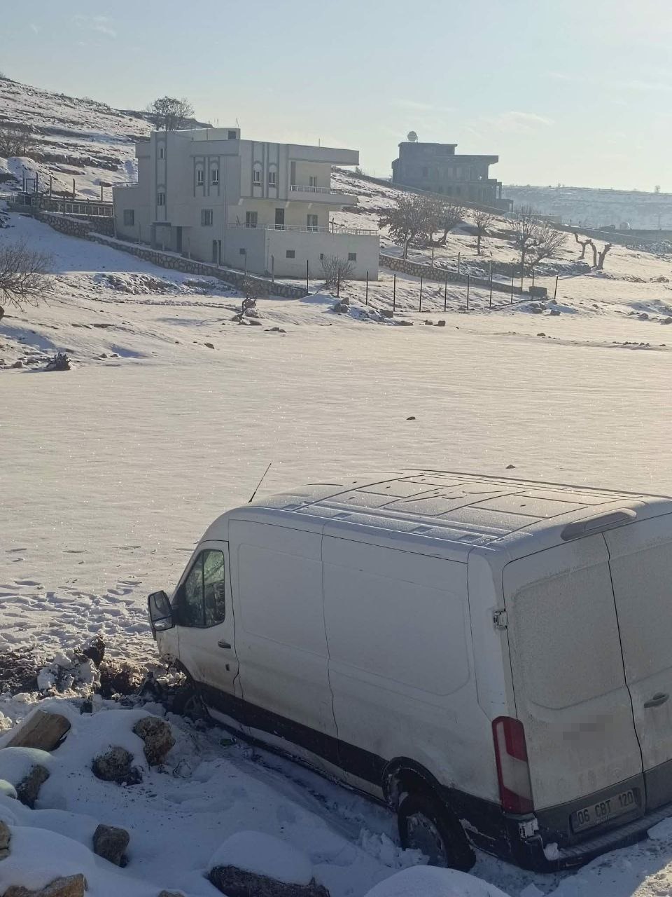 Gercüş’te minibüs şarampole devrildi: 3 yaralı
