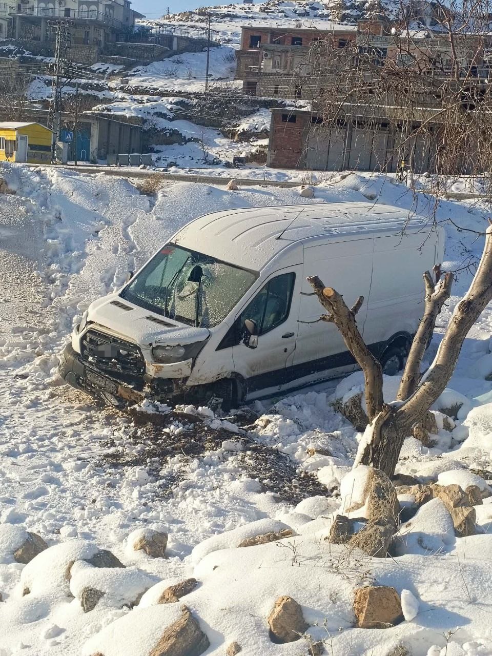 Gercüş’te minibüs şarampole devrildi: 3 yaralı
