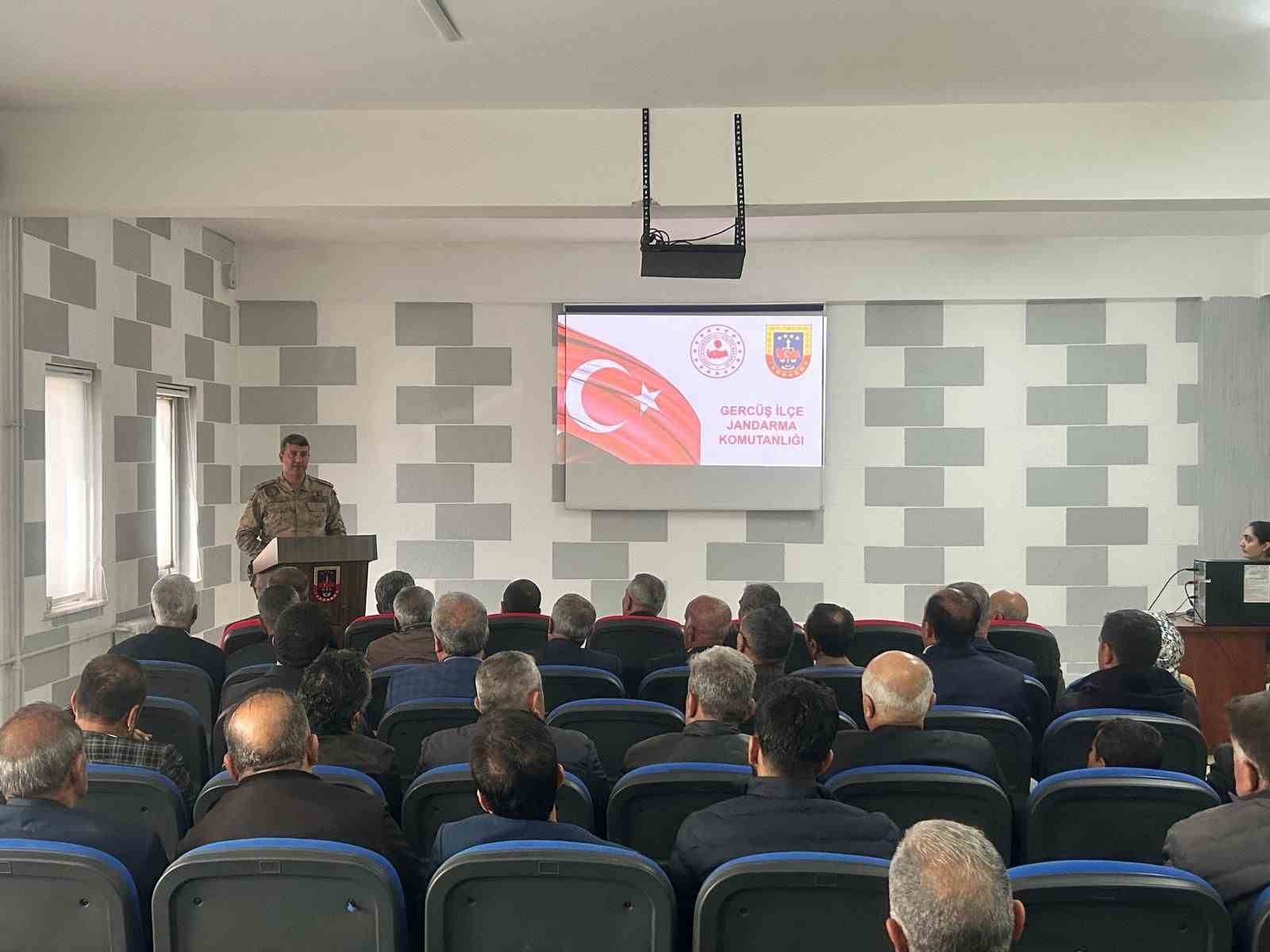 Gercüş’te muhtarlara kapsamlı bilgilendirme eğitimi
Gercüş’te muhtarlara kapsamlı bilgilendirme eğitimi