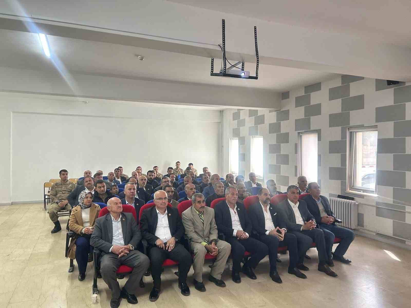 Gercüş’te muhtarlara kapsamlı bilgilendirme eğitimi
Gercüş’te muhtarlara kapsamlı bilgilendirme eğitimi