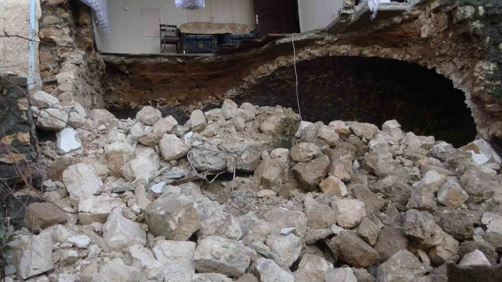 Gercüş’te sağanak yağışlara dayanamayan ev çöktü
