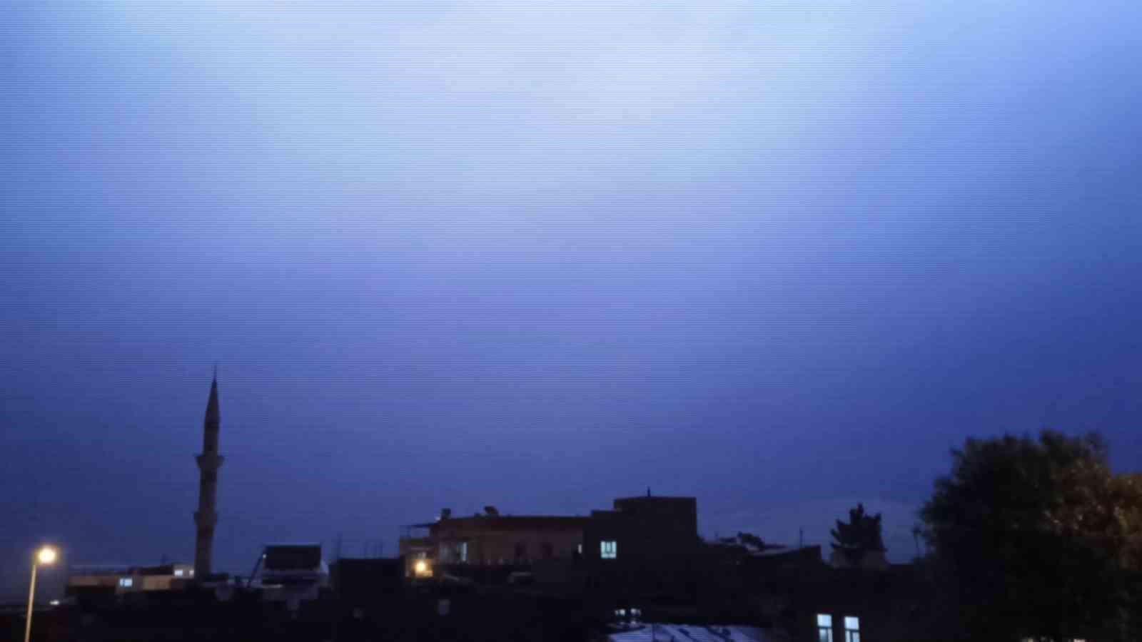 Gercüş’te şimşekler geceyi aydınlattı
