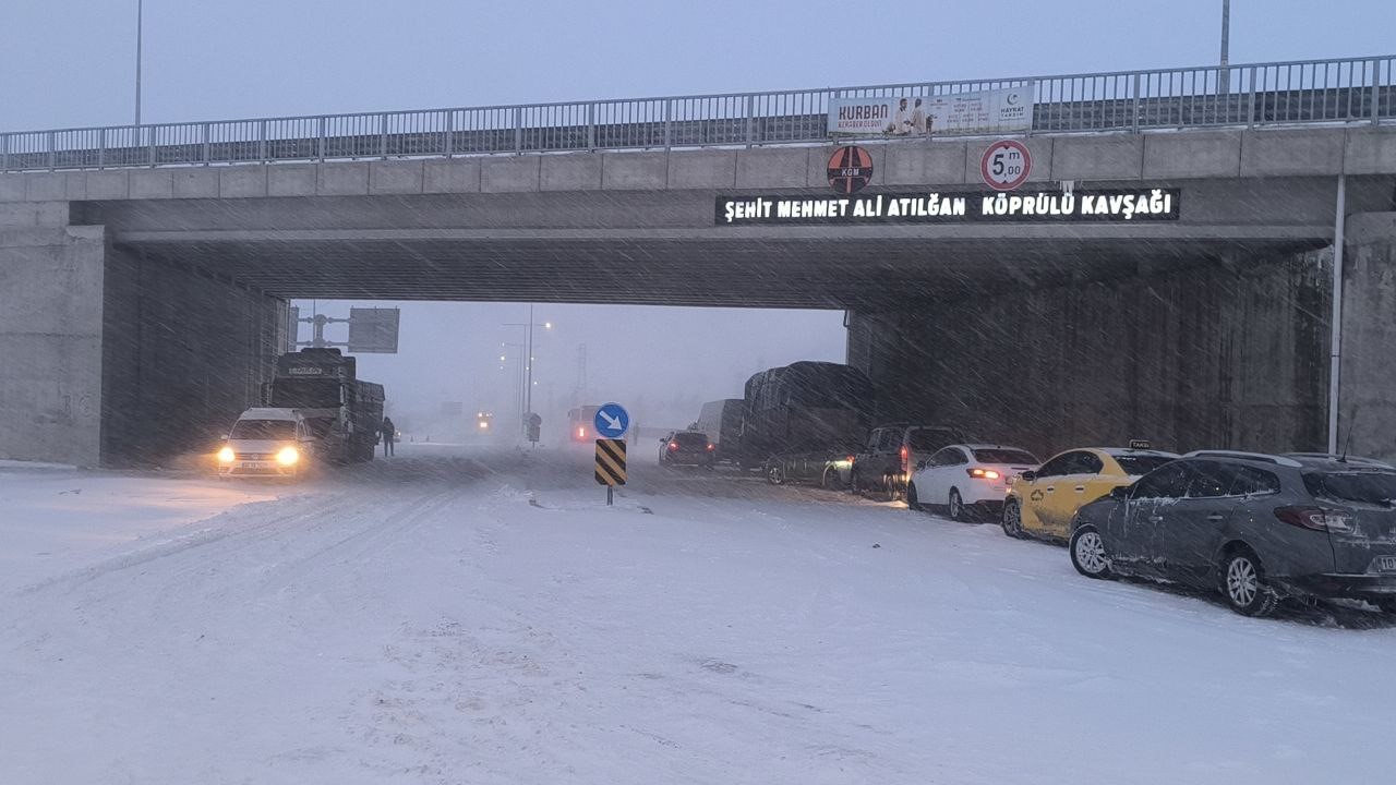 Gercüş’te yoğun kar geçit vermiyor
