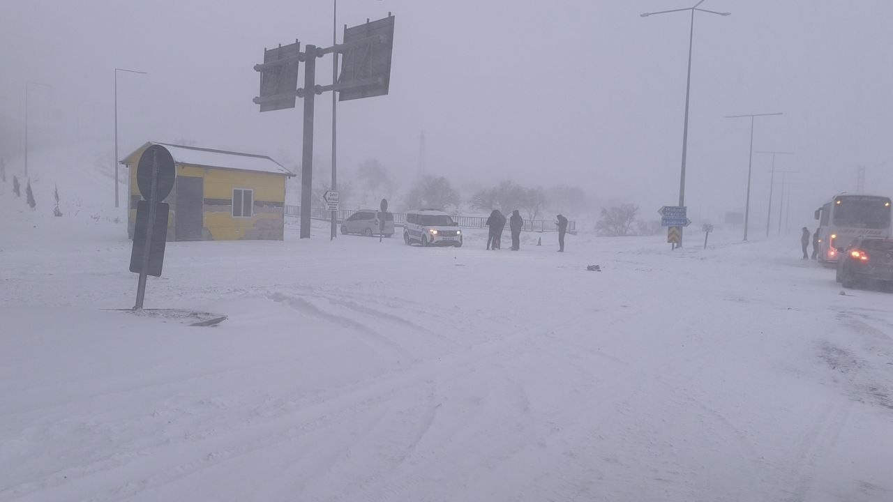 Gercüş’te yoğun kar geçit vermiyor

