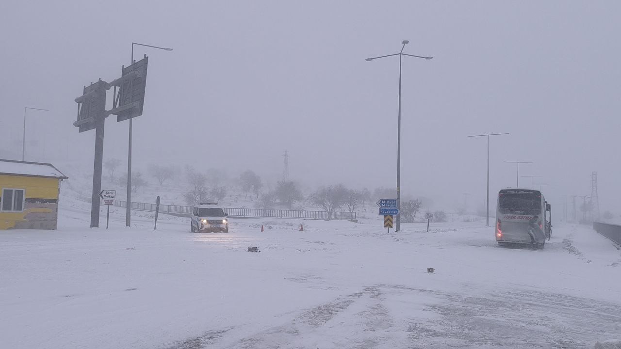 Gercüş’te yoğun kar geçit vermiyor
