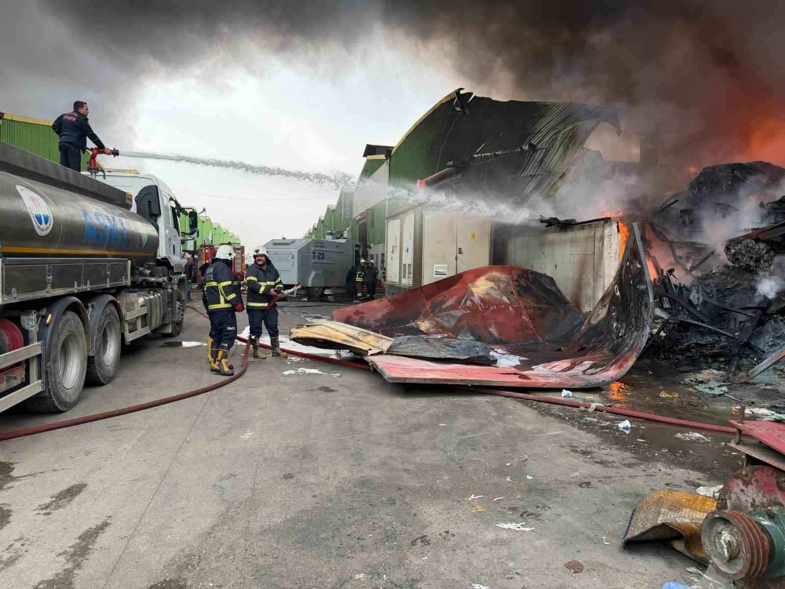 Geri dönüşüm fabrikasında çıkan yangına ekiplerin müdahalesi sürüyor
