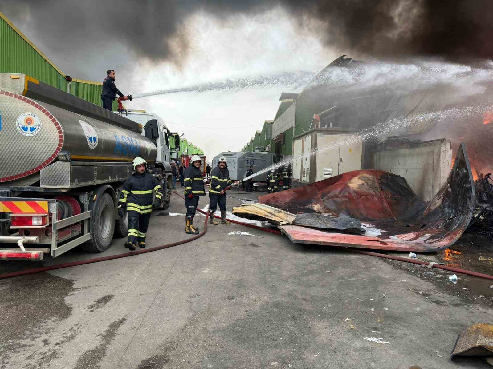 Geri dönüşüm fabrikasında çıkan yangına ekiplerin müdahalesi sürüyor
