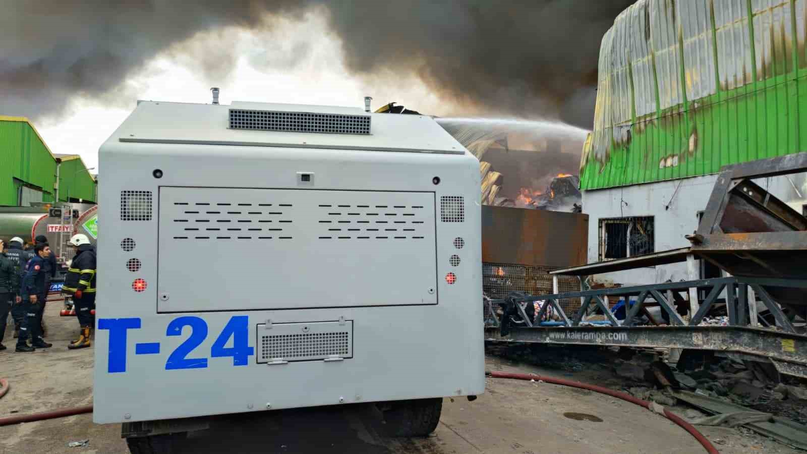 Geri dönüşüm fabrikasında çıkan yangına ekiplerin müdahalesi sürüyor
