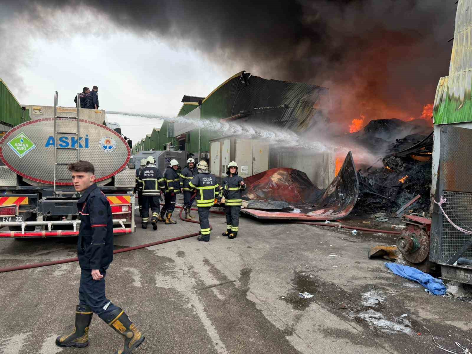 Geri dönüşüm fabrikasında çıkan yangına ekiplerin müdahalesi sürüyor
