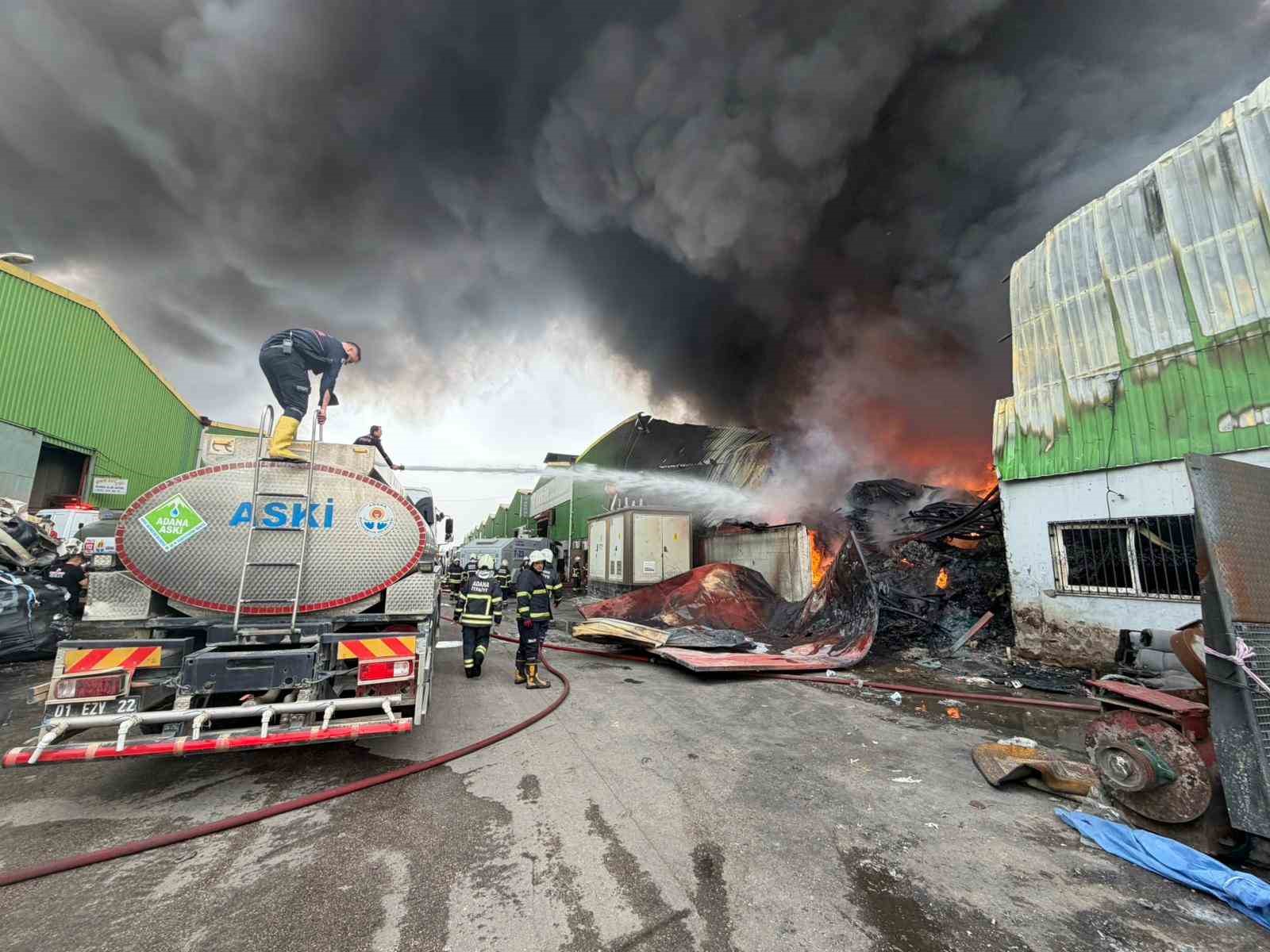 Geri dönüşüm fabrikasında çıkan yangına ekiplerin müdahalesi sürüyor
