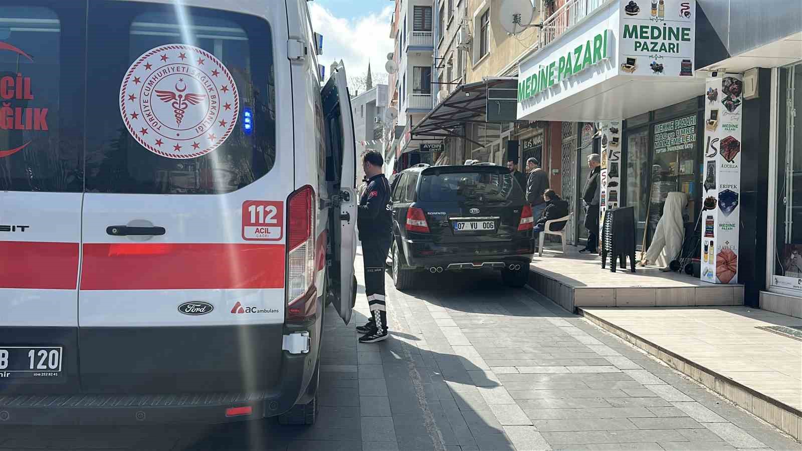 Geri manevra sırasında kaldırımda oturan yaşlı kadına çarpan sürücüye ’neden çarptın’ sitemi
