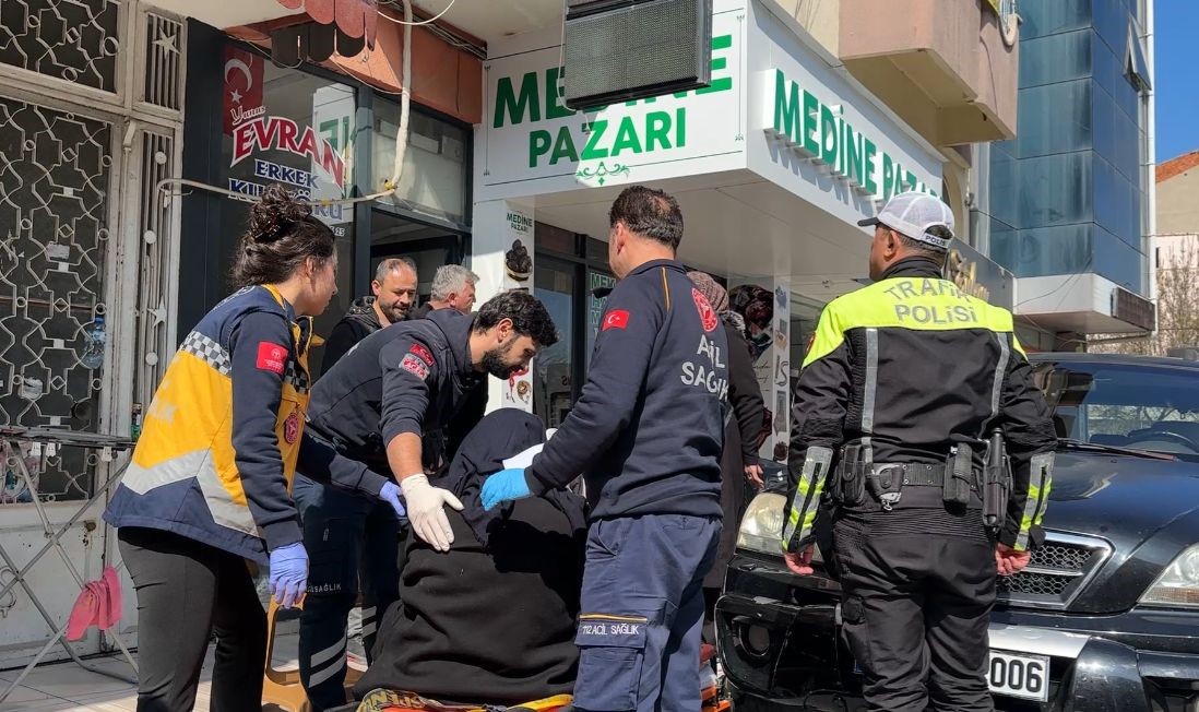 Geri manevra sırasında kaldırımda oturan yaşlı kadına çarpan sürücüye ’neden çarptın’ sitemi
