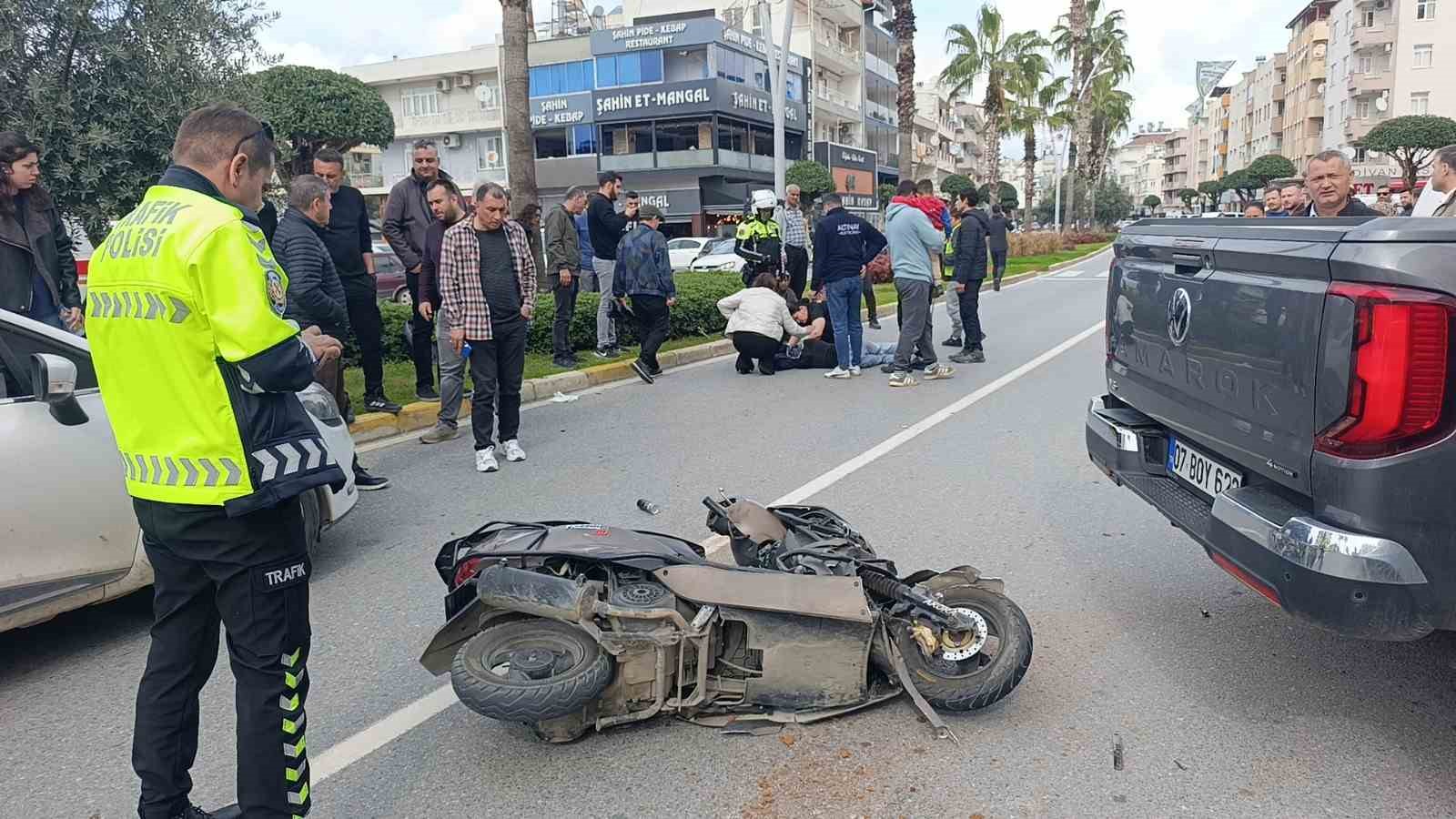 Geri manevra yapan kamyonete çarpan motosikletteki 2 kişi yaralandı
