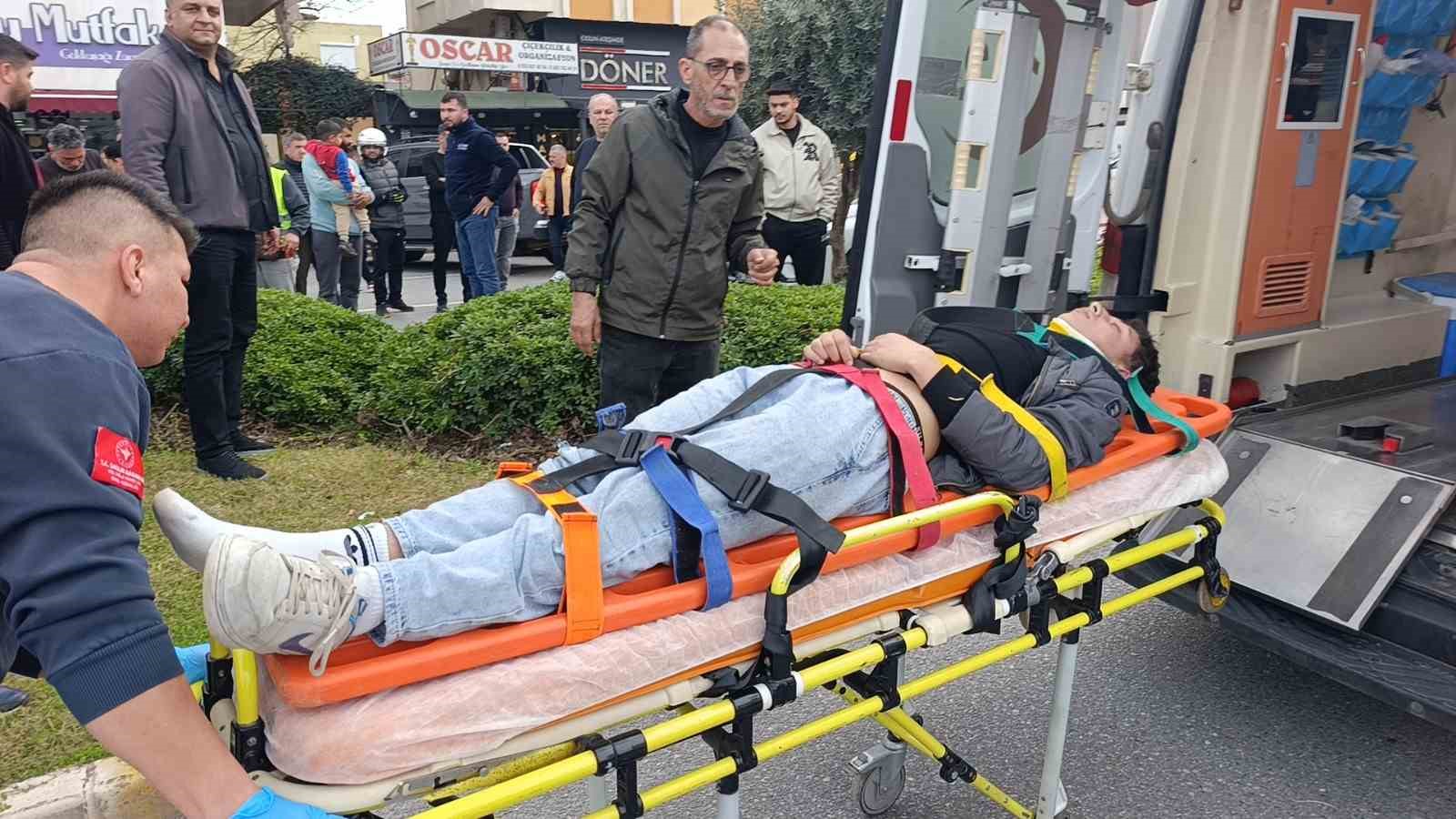 Geri manevra yapan kamyonete çarpan motosikletteki 2 kişi yaralandı
