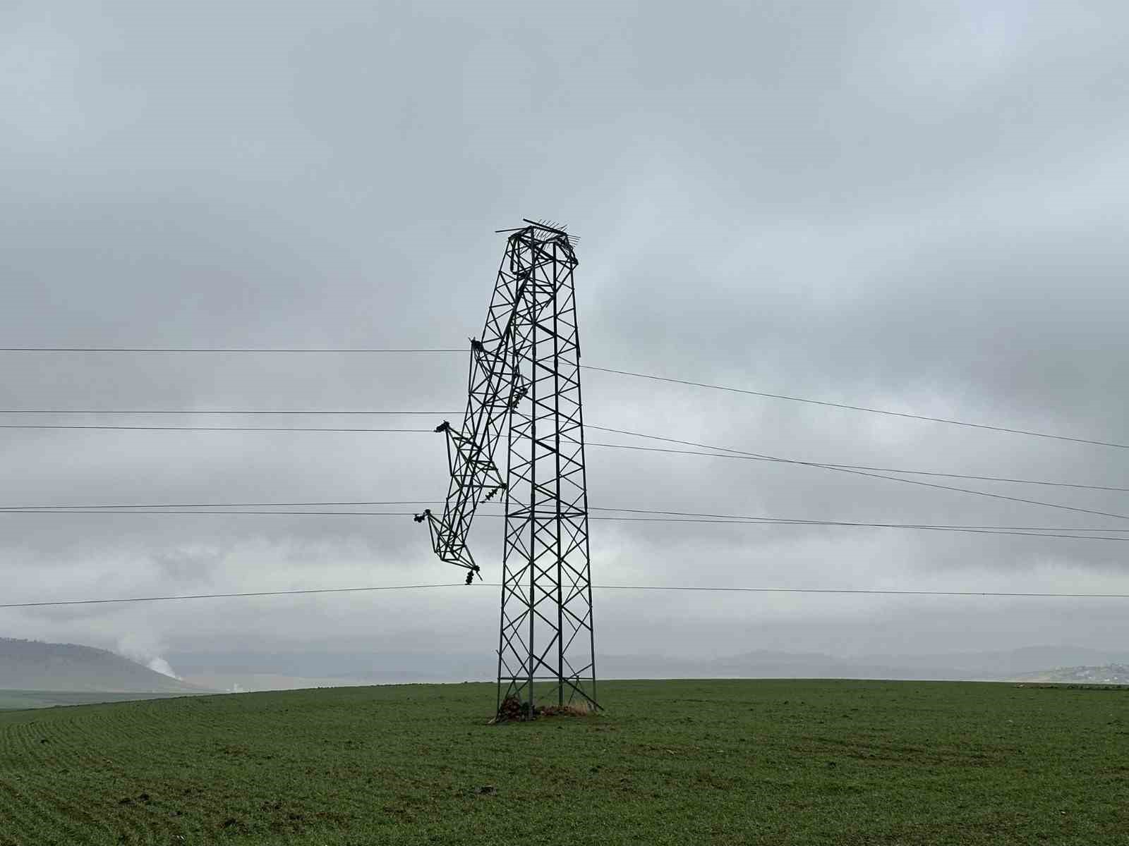 Gerilim hattındaki hırsızlıkta direkler devrildi, alternatif hatlar sayesinde ilçe elektriksiz kalmadı
Gerilim hattındaki hırsızlıkta direkler devrildi, alternatif hatlar sayesinde ilçe elektriksiz kalmadı