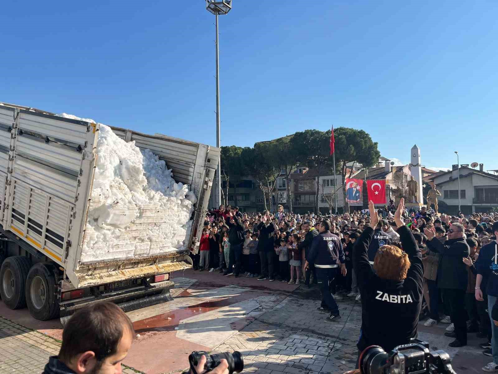 Germencik Belediyesi’nden karnelerini alan çocuklara "kar" sürprizi
