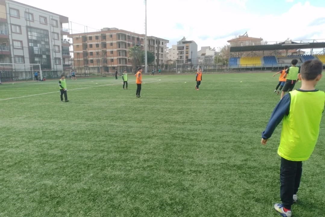 Germencik Belediyesporlu minikler tatilde sahayı boş bırakmadı
