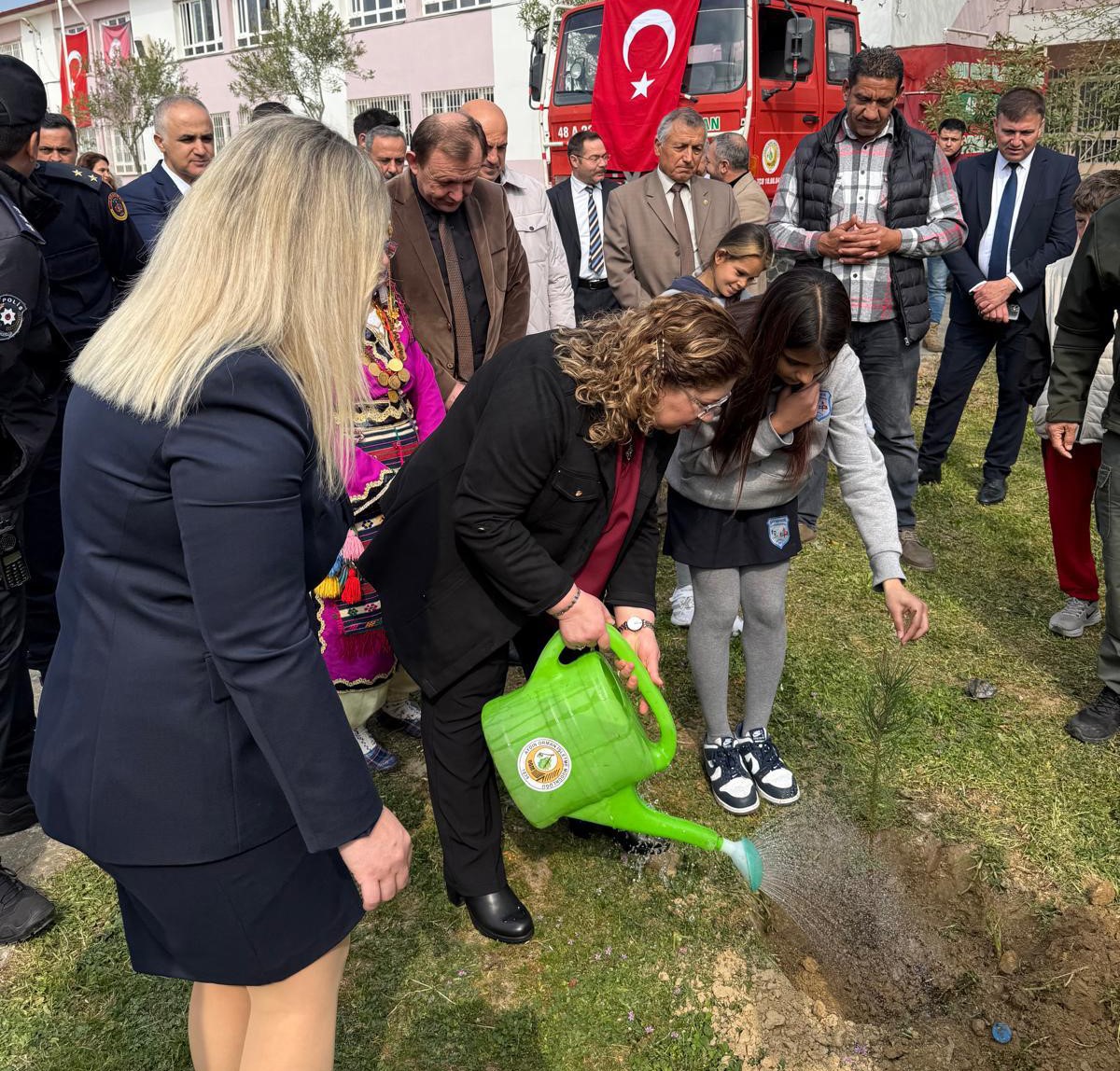 Germencik’te hem fidan diktiler hem de dağıttılar
