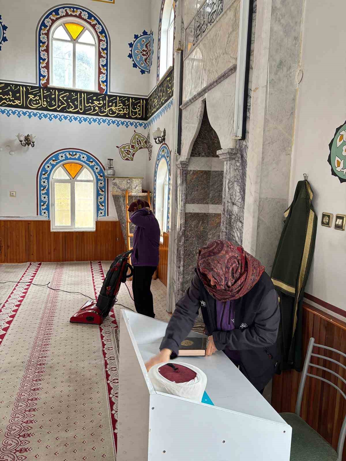 Germencik’te Ramazan ayı öncesi camiler temizlendi
