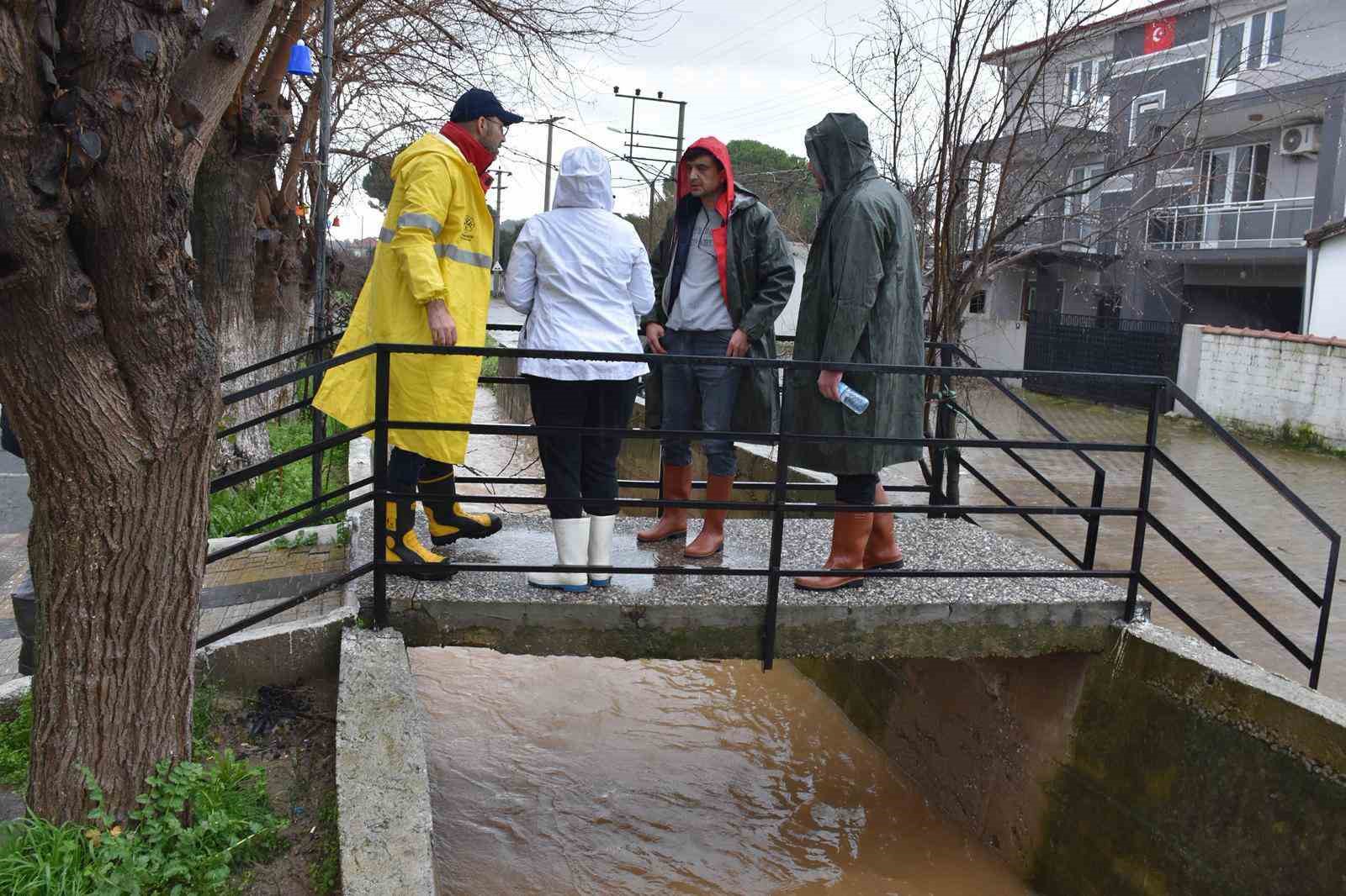 Germencik’te sağanak yağış sonrası başkan çizmeleri giyip sokağa çıktı
