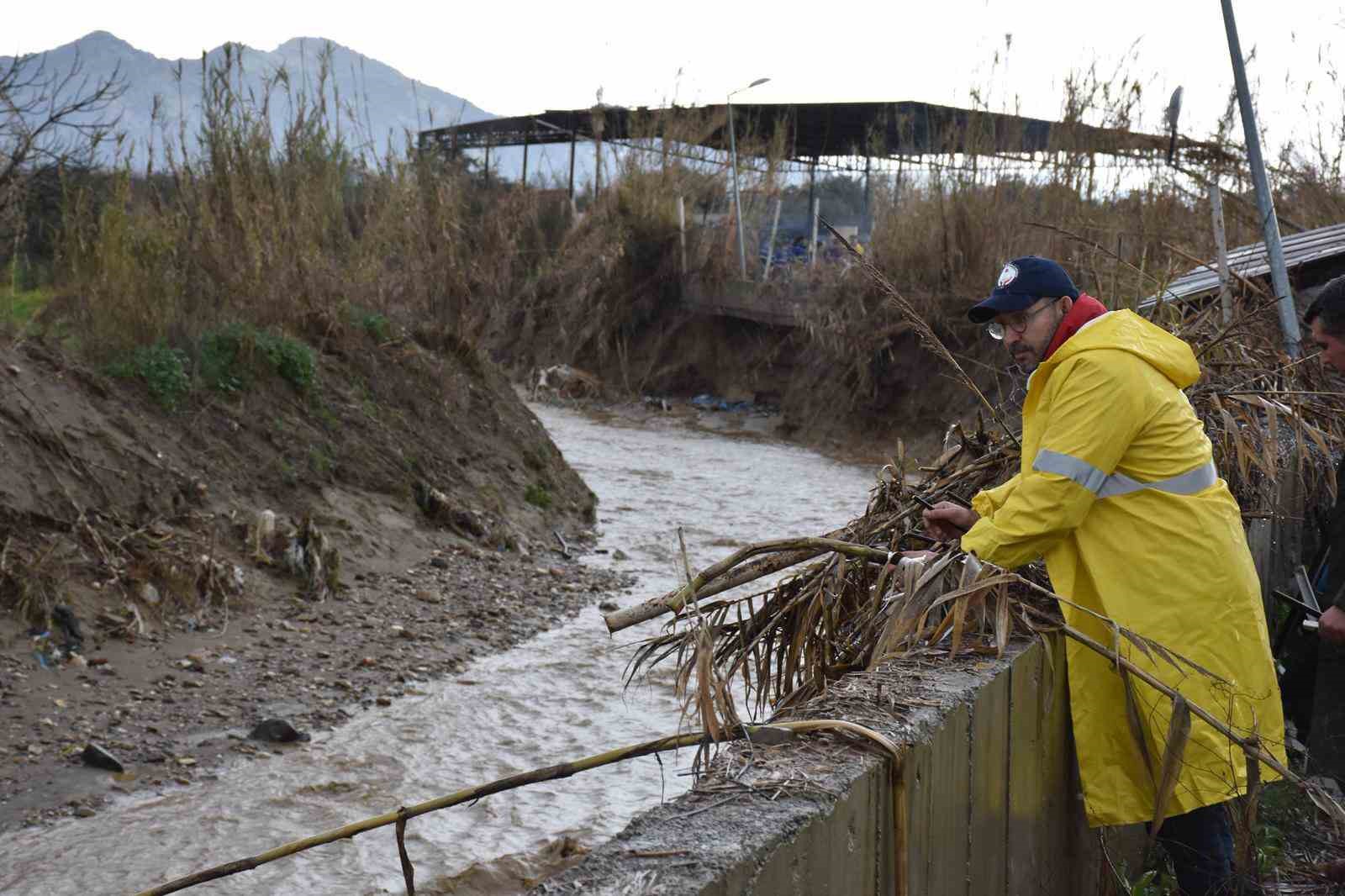 Germencik’te sağanak yağış sonrası başkan çizmeleri giyip sokağa çıktı
