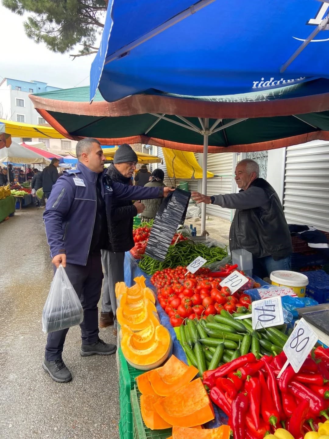 Germencik’te semt pazarında sıkı Denetim
Germencik’te semt pazarında sıkı Denetim