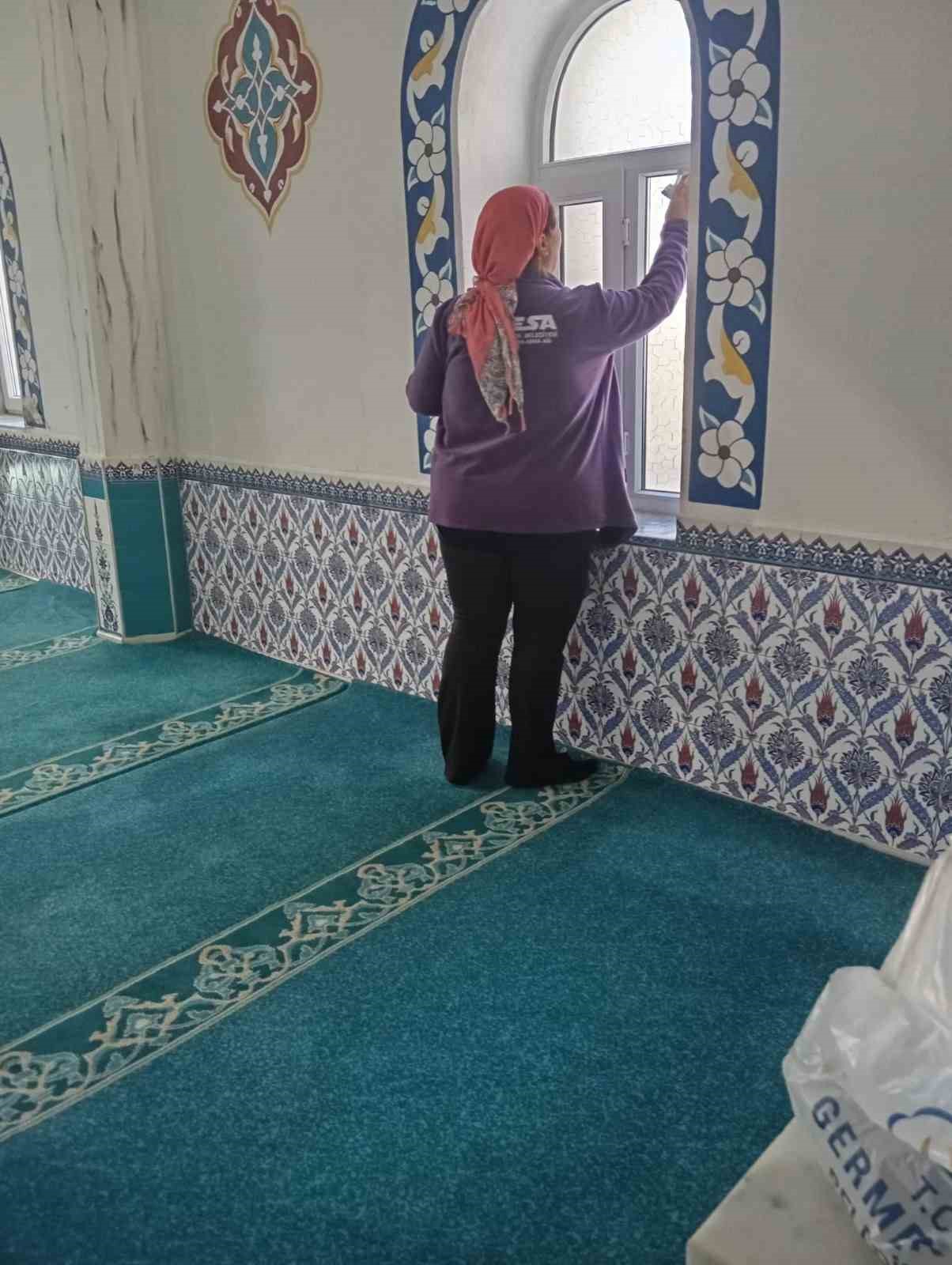 Germencik’te vatandaşların ibadeti için camilerde temizlik sürüyor
