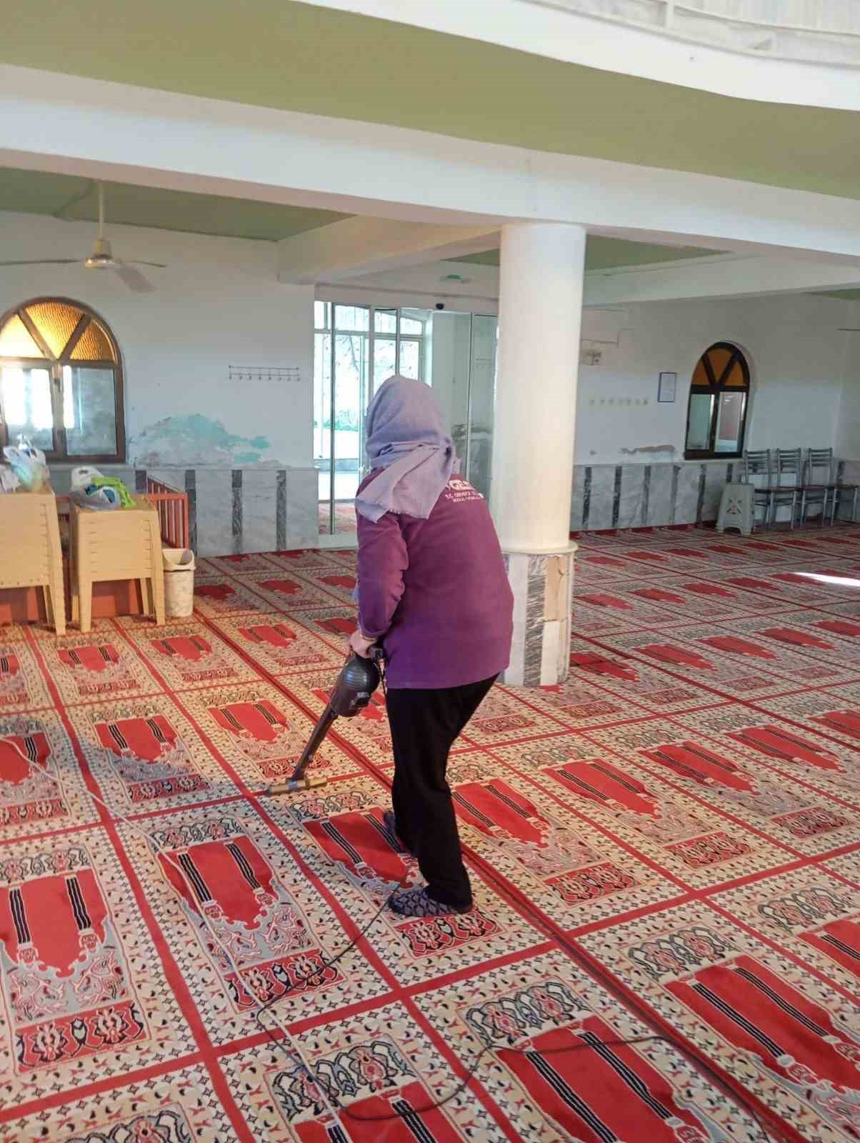 Germencik’te vatandaşların ibadeti için camilerde temizlik sürüyor

