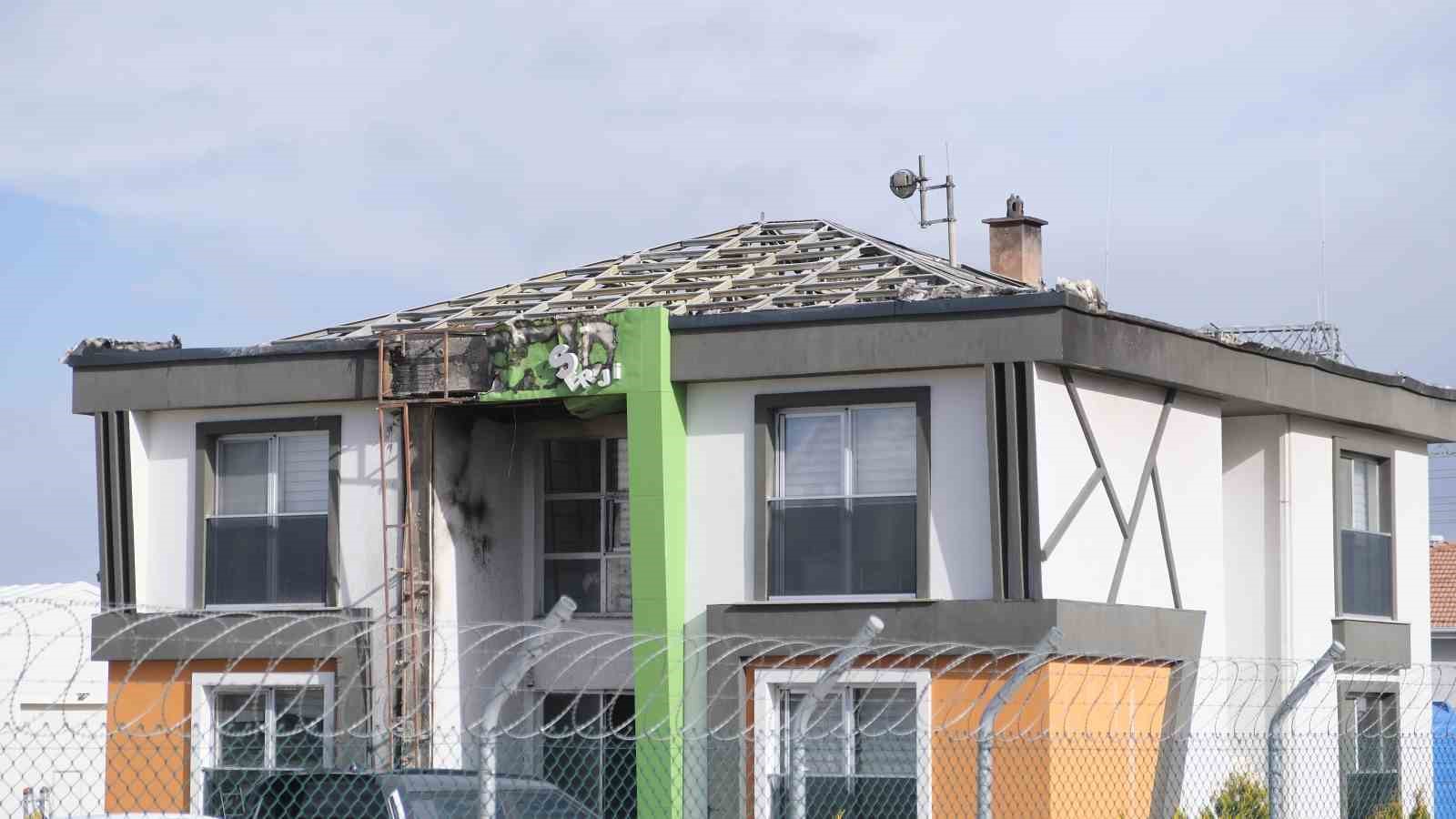 GES santralindeki idari binanın çatısında çıkan yangın söndürüldü
