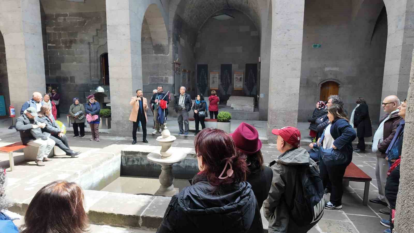 Gevher Nesibe Tıp Tarihi Müzesi’ne hayran kaldılar
Gevher Nesibe Tıp Tarihi Müzesi’ne hayran kaldılar