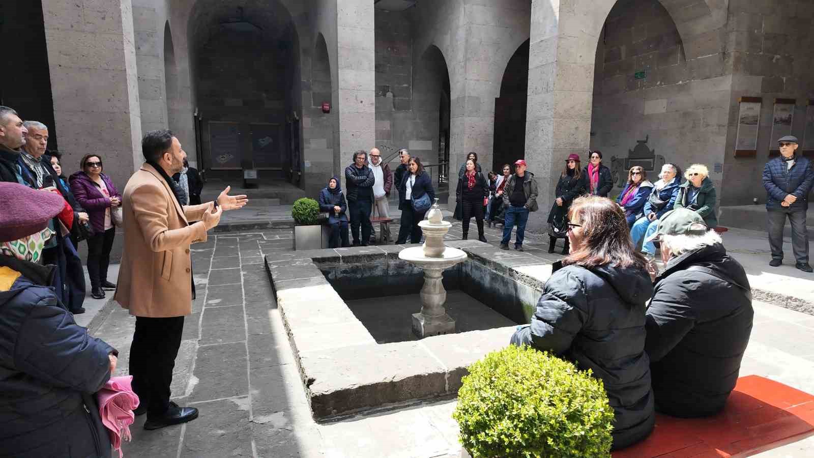 Gevher Nesibe Tıp Tarihi Müzesi’ne hayran kaldılar
Gevher Nesibe Tıp Tarihi Müzesi’ne hayran kaldılar