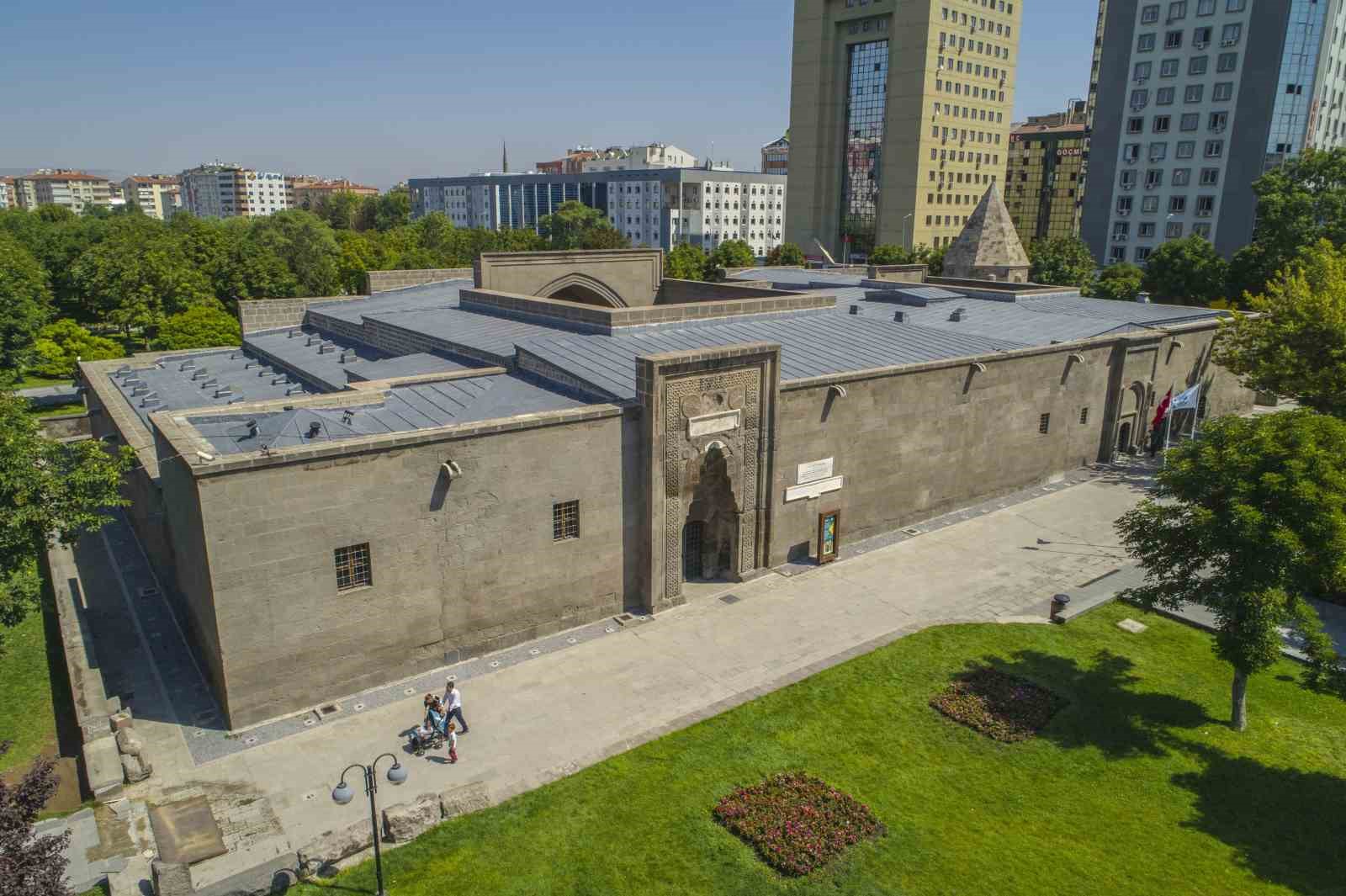 Gevher Nesibe Tıp Tarihi Müzesi’ne hayran kaldılar
Gevher Nesibe Tıp Tarihi Müzesi’ne hayran kaldılar