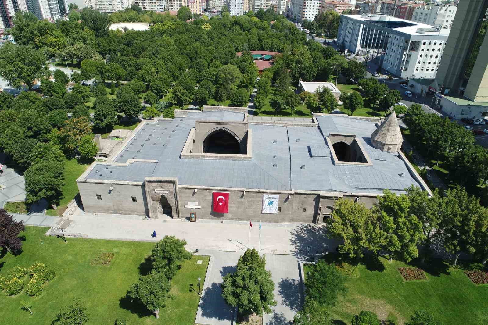 Gevher Nesibe Tıp Tarihi Müzesi’ne hayran kaldılar
Gevher Nesibe Tıp Tarihi Müzesi’ne hayran kaldılar