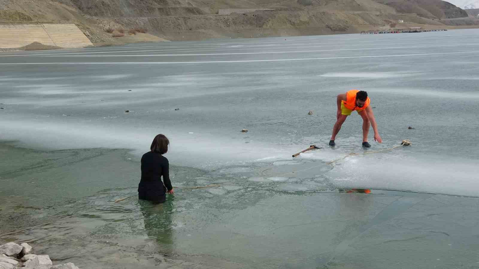 Gezgin öğretmen Zernek Barajı’ndan Van Gölü mesajı
Gezgin öğretmen Zernek Barajı’ndan Van Gölü mesajı