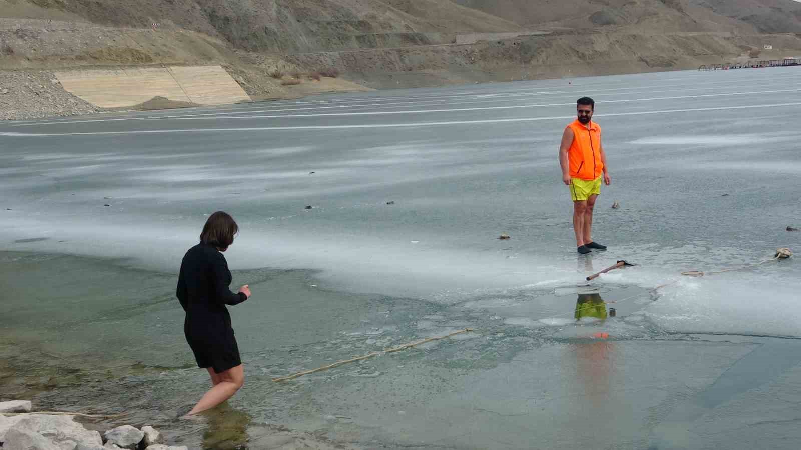 Gezgin öğretmen Zernek Barajı’ndan Van Gölü mesajı
Gezgin öğretmen Zernek Barajı’ndan Van Gölü mesajı