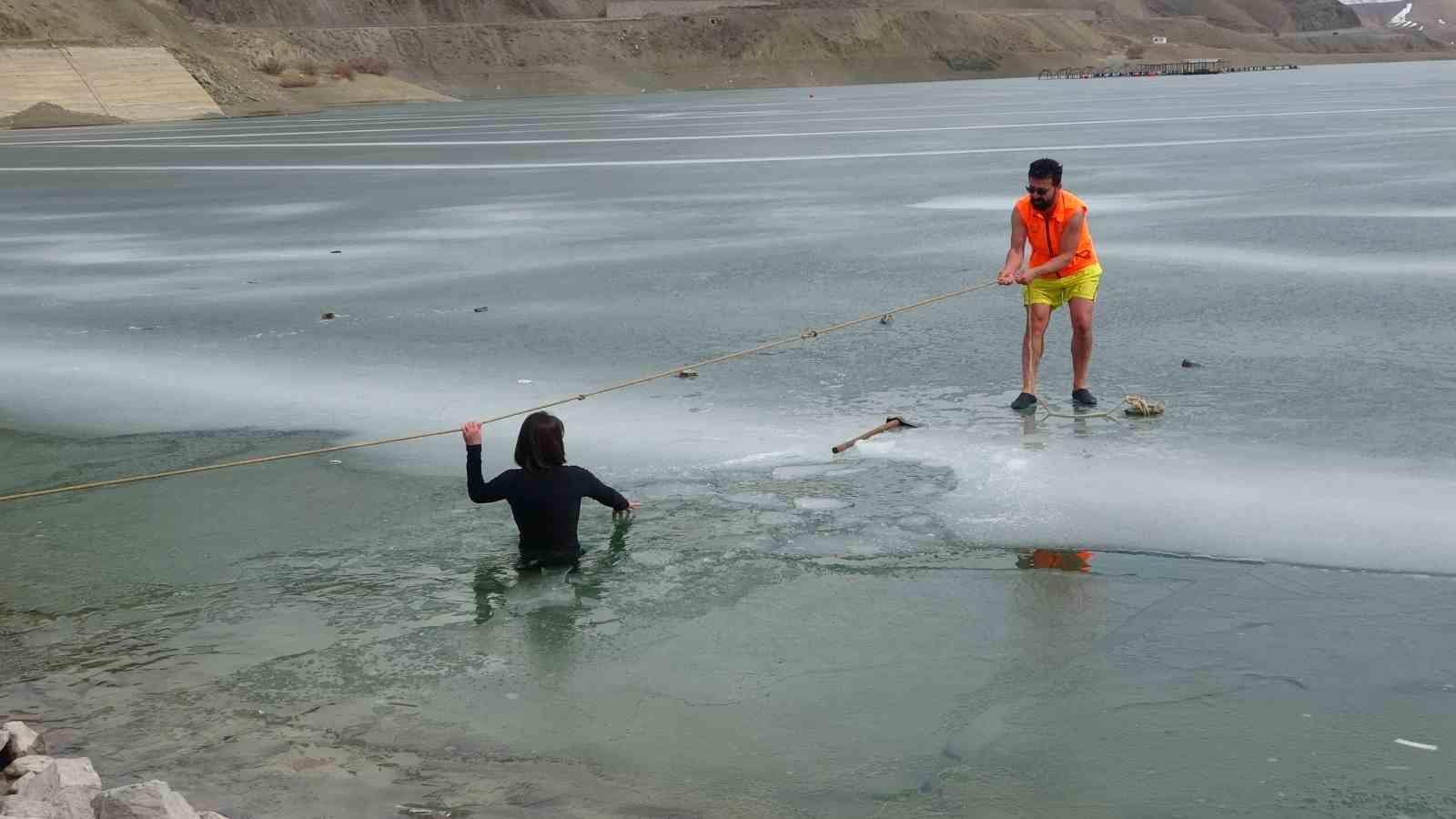 Gezgin öğretmen Zernek Barajı’ndan Van Gölü mesajı
Gezgin öğretmen Zernek Barajı’ndan Van Gölü mesajı
