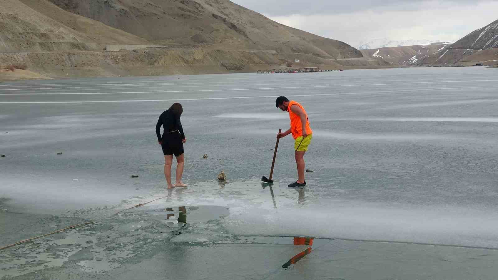 Gezgin öğretmen Zernek Barajı’ndan Van Gölü mesajı
Gezgin öğretmen Zernek Barajı’ndan Van Gölü mesajı